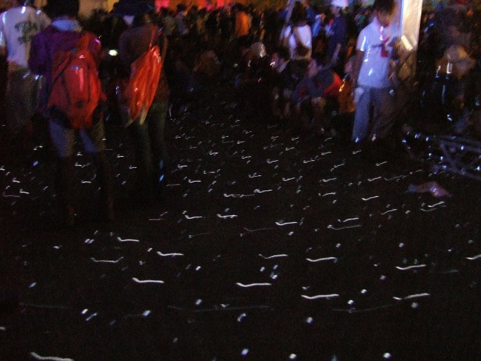 見ているだけで酔いそうな写真。こうした視覚効果もレイブの陶酔感を増幅させる要因でしょう。