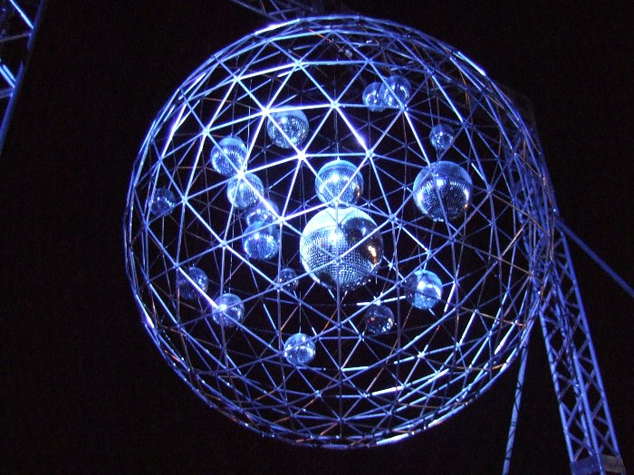 20個近く入っているミラーボール。フジロックフェスティバル全体で50個くらい使っていそうです。