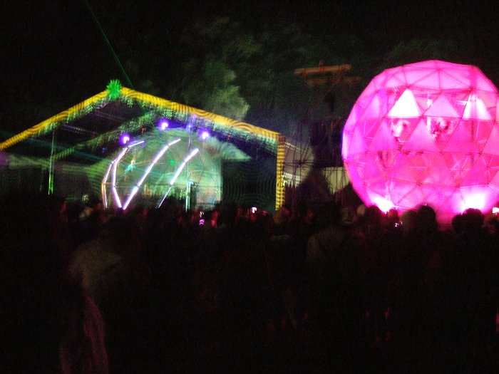 観客側に球体は3個ありますが、ステージ内にも1個あり、その中でDJが演奏します。