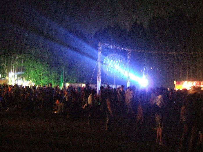 球体に当てられる光線。ミラーボールが複数あるので、地面に反射する光も濃淡さまざまです。 