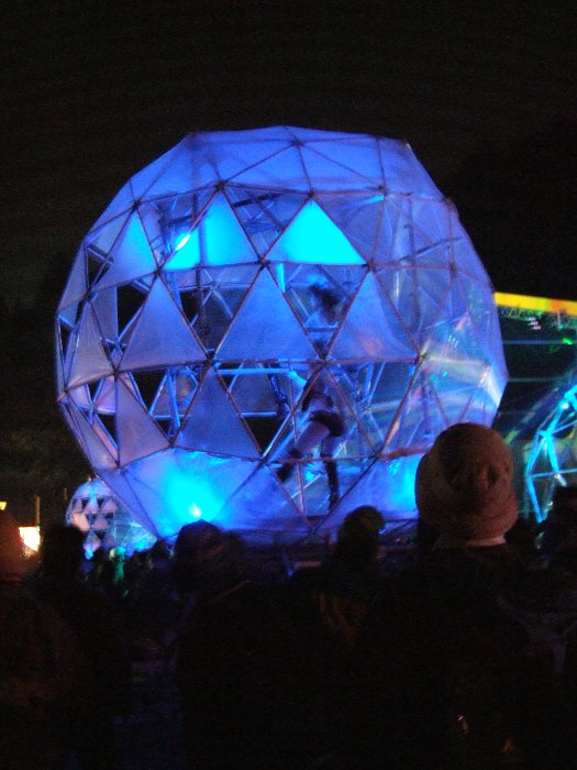 ステージの両側にある大きな球体。それぞれ女性が2人ずつ入ります。