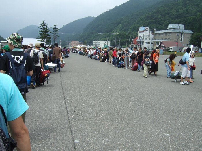 午後1時には列が2列になります。シャトルバスが到着し始め、一挙に人数が増えてくるからです。 