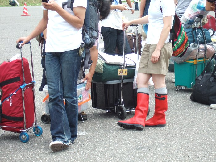 キャリーカートに荷物を積み上げるのが一般的。すべてを背負っている人はほとんどいません。 