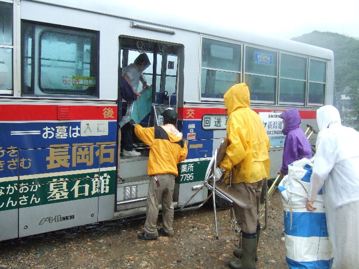 シャトルバス用の臨時停留所の標識を積み込んでいます。完全に終了です。