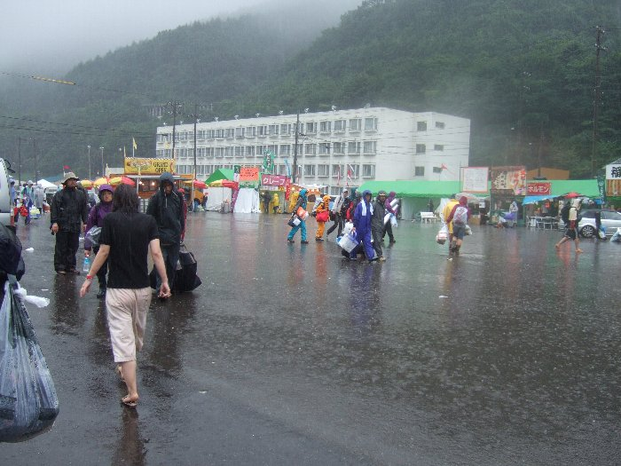 正午。場外の飲食店も閉店しているところがあります。調理の簡単な店は開いています。