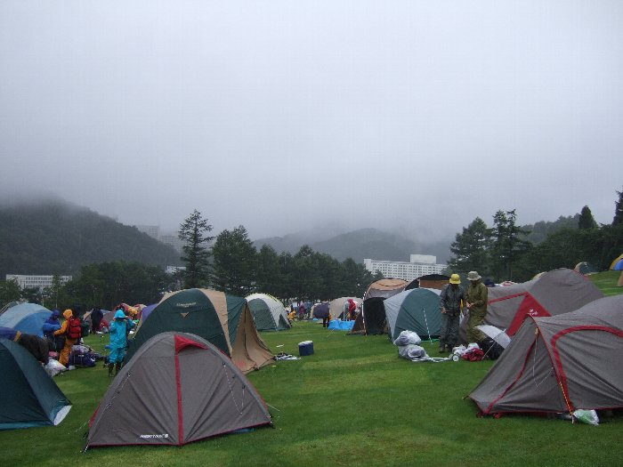 撤収風景その3。最近のテントはスノーピークが増えてきました。以前はコールマンが圧倒的でした。