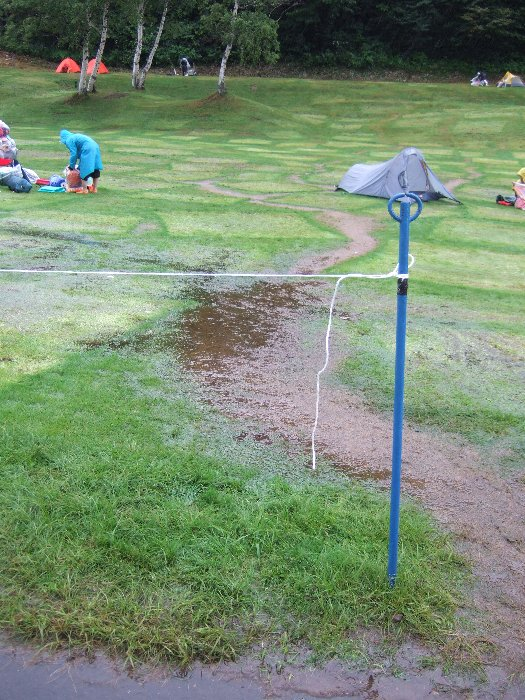 テントの間に通路ができ、そこが雨の流れ道になっています。 