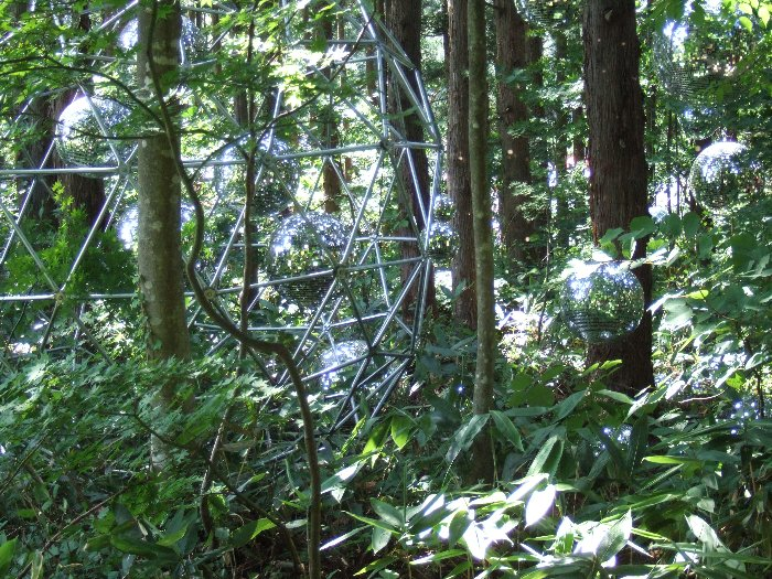 オレンジ・コートにもある球体のミラーボール。 