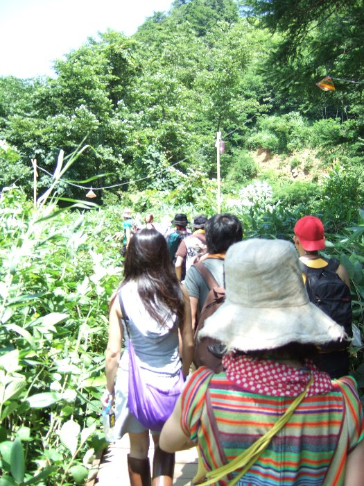 入り口近く。左側にホワイト・ステージが見えますが、ステージは見えません。 