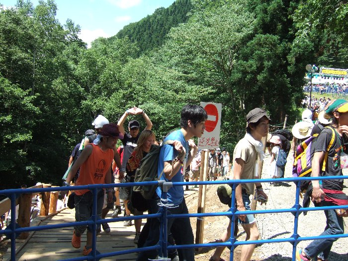 通路に到着。右側にアーティスト・グッズ売り場が見えます。