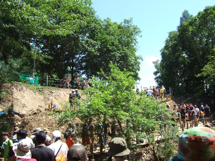 グリーン・ステージへの通路は坂になっています。