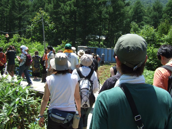 直進すると男性用トイレ、左に曲がるとボードウォーク。