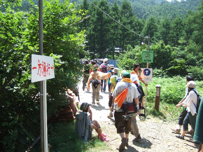 ホワイトステージ後方にあるグリーン・ステージ方面行きのボードウォーク入り口。「一方通行」と書いてありますが、フィールド・オブ・ヘブン、オレンジ・コート方面行きとは違い、かなり守られています。逆行する人はほとんどいません。