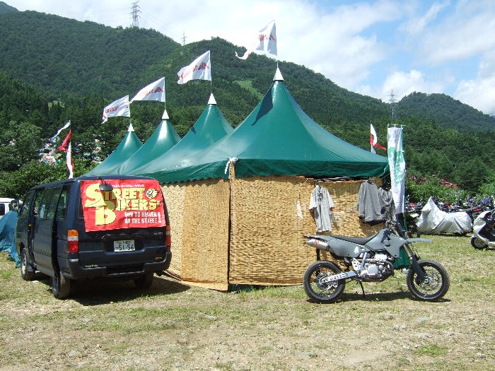 バイク雑誌「ストリート・バイカーズ」が設置したテント。