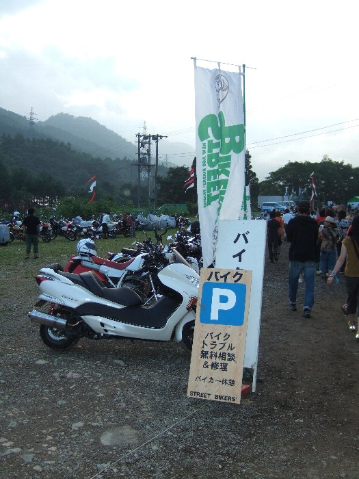 右側が通路、左側が駐輪場。会場には最も近いがキャンプサイトはやや遠い場所です。