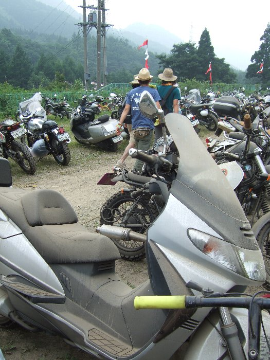 砂ぼこりにまみれたバイク。 