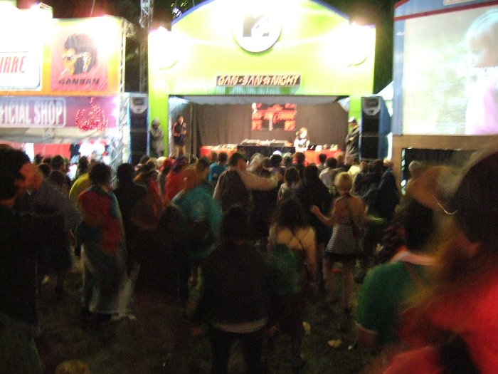 オアシス・エリアの岩盤前で踊る人たち。