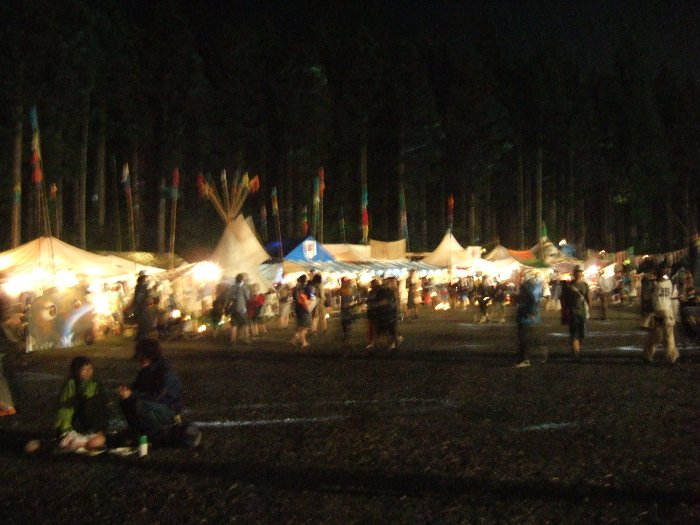 オレンジ・コートでオールナイト・フジをやっている時のフィールド・オブ・ヘブン。手ぶれで没。