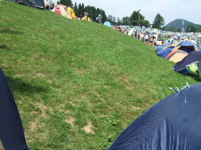 前夜祭ではこのような斜面にテントは設営されませんが、初日になると入り口への近さを優先してテントが立ちます。 