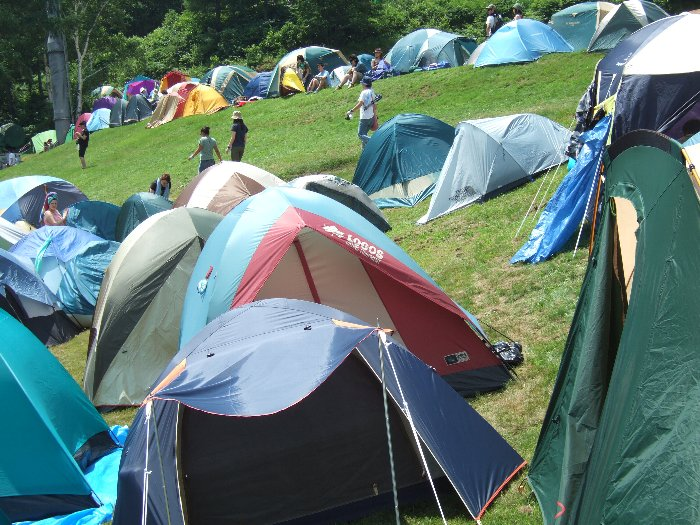 可能な限り平坦な場所を確保しましょう。床が斜めだと姿勢がとても不安定になり、人によっては夜もあまり眠れません。 