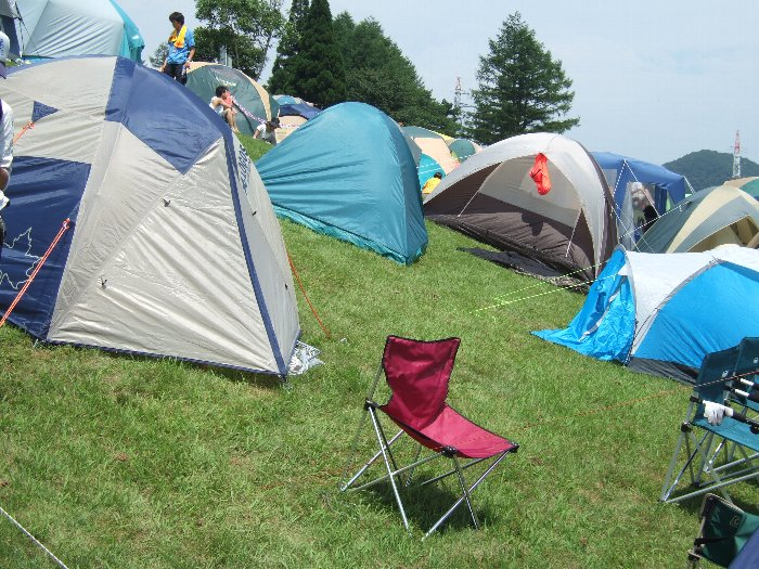 右上の鉄塔が垂直の目印。