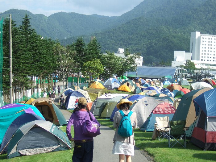 キャンプサイトの風景3。坂の上り下りが少ないAサイト。