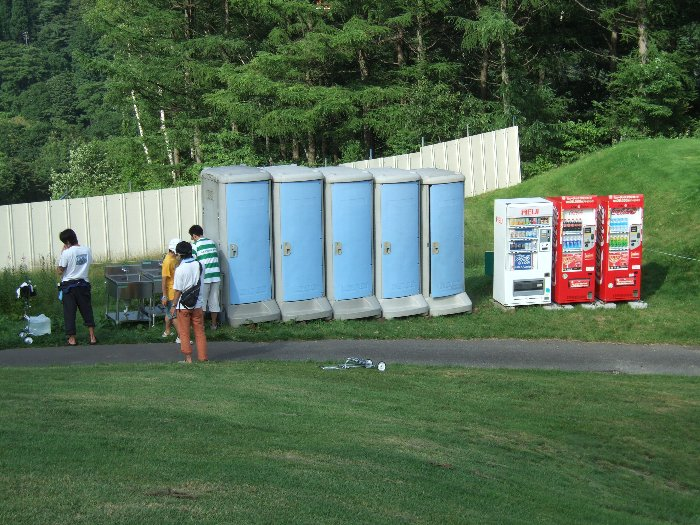 入り口から最も遠いところ（最もレッドマーキーに近いところ）にあるトイレと洗面所。くみ取り車がくみ取りに来ていたこともあるので、仮設トイレの設置は車が進入できる道が確保されていることが条件のようです。 