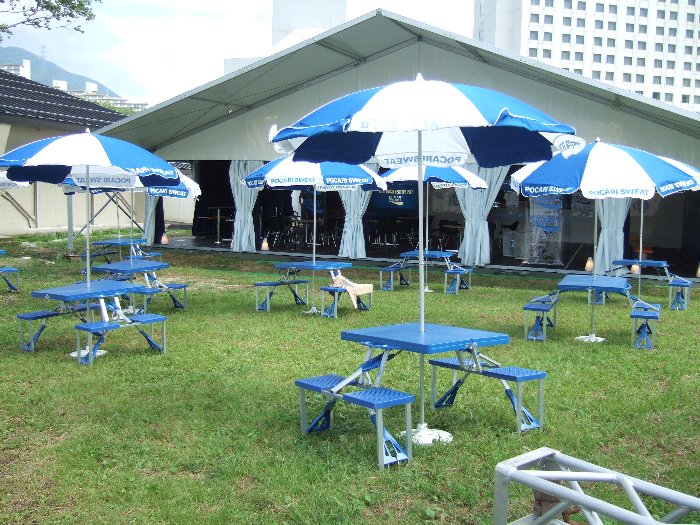 毎年設置されるポカリスエットのテーブルは何のためかと思っていたら、マスメディアの取材用でした。レディースエリアの端にあります。