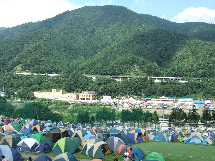 キャンプサイトから白樺方面を望む。入場ゲート付近の建物は下水道施設の浅貝浄化センター。築12年なので新しい。西武建設施工。