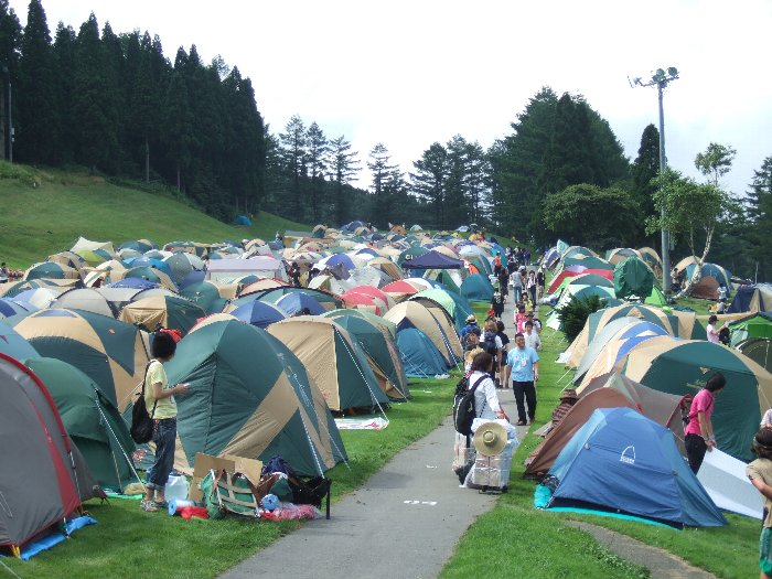 キャンプサイトの風景7。Cサイト。手前は入り口に下りる坂。 