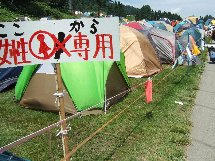 入口付近から通路沿いに埋まっていきます。