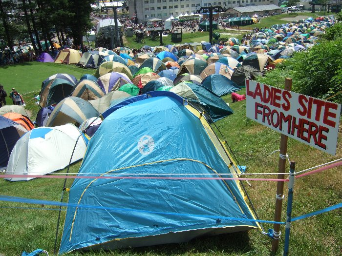 2日目。斜面でも設営されています。