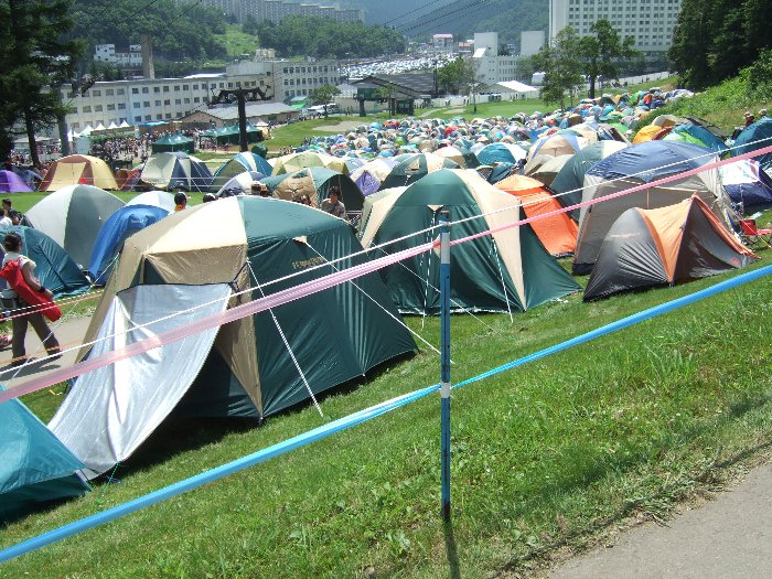 レディースエリアにはカラーのテープが張られています。一般エリアにこのような仕切りはありません。