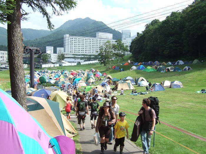 前夜祭の午後3時ごろ。通路の右側はすべてレディースエリア。左は一般エリア。