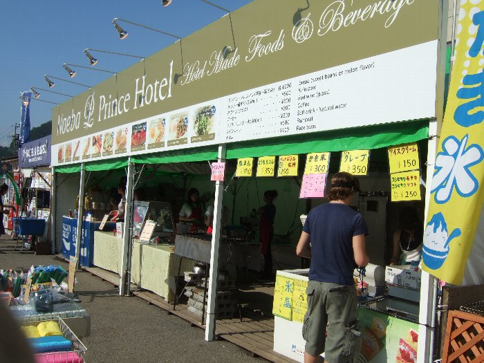 キャンプサイトに出店しているのは2店。苗場プリンスホテルの店。