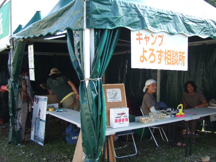 ペグやハンマーも例年通り売っています。テントのセットを買うと、ペグを打ち込むためのハンマーは通常入っていないので、予行演習せずに買ったまま持ってきた人はここでハンマーを買うことになります。越後湯沢駅や場外のコンビニエンスストアに何でも揃っているといっても、さすがにハンマーは売っていません。 