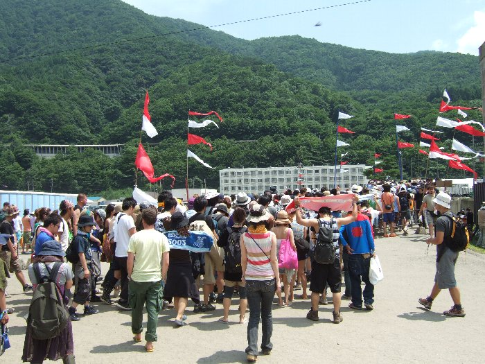 初日の朝、会場へ向かう人の行列。