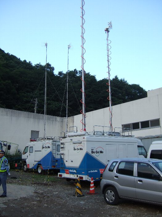 NTTドコモの中継車。中継車があったという事実確認のためだけの写真。 