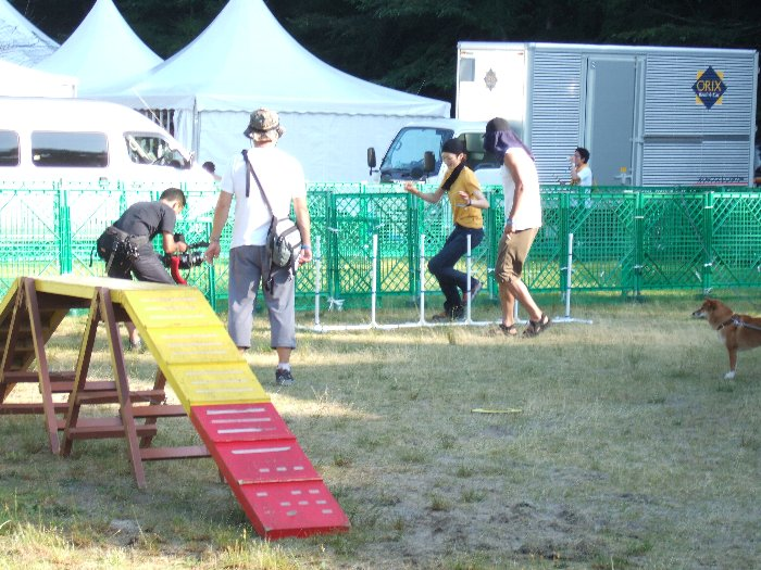 横について走っている人は実況している人です。