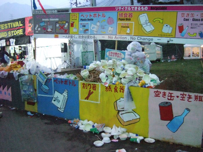 2日目の午前4時40分、すなわち3日目の朝、場外ショップ・エリア。