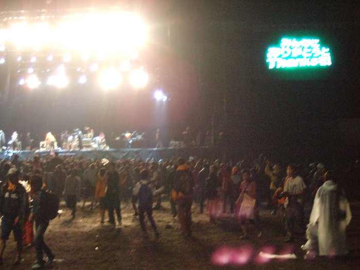 電光掲示板は「みんなにありがとうとTHANKSを！」。