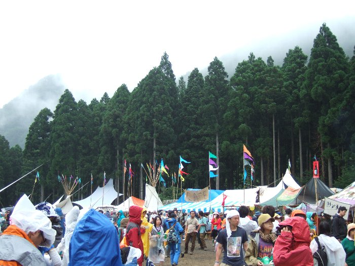 四方を木に囲まれるステージ。空間の閉鎖性がステージ・パフォーマンスに与える影響は幾分あると思います。