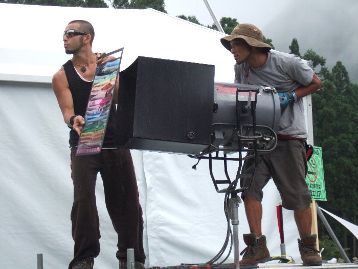 ステージの照明を担当する裏方さん。