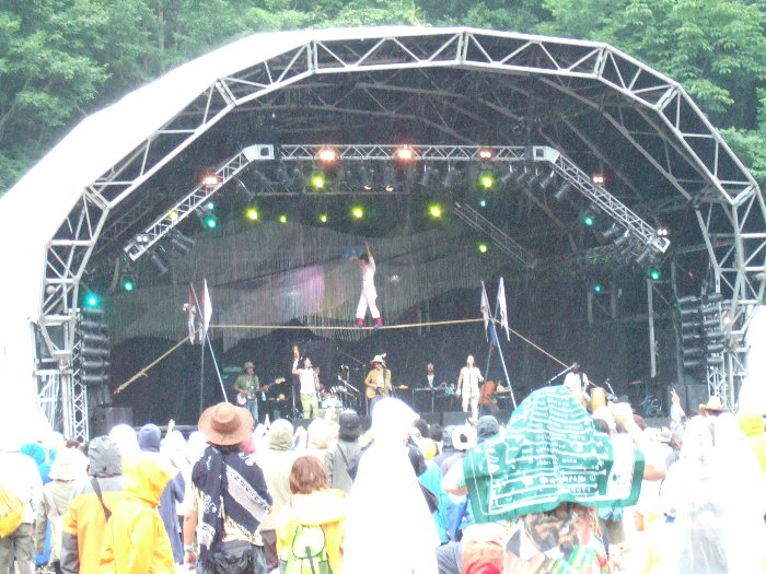 3日目午後3時ごろ、せいかつサーカス公演中。ステージ上でサーカスをやっていました。 