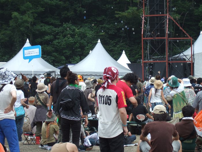 公演中でも会場内を歩き回るJTの人。