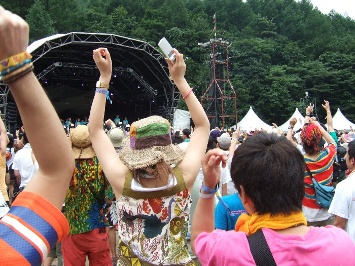 全員が一斉に立ち上がったところ。