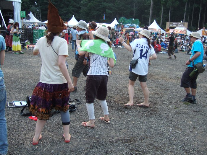 初日午後6時半。レイルロード・アースの公演で踊る若い女性。ジャム・バンド人気のすそ野の広さがうかがえます。