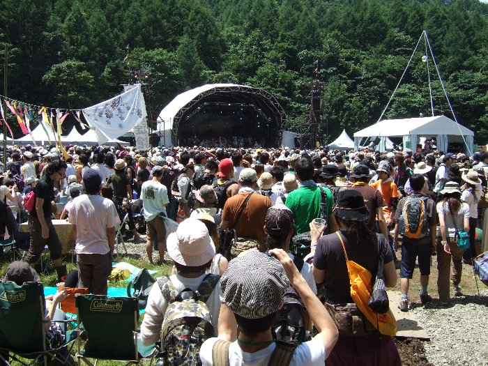 フィールド・オブ・ヘブン後方から。初日12時ごろ。渋さ知らズオーケストラ公演中。