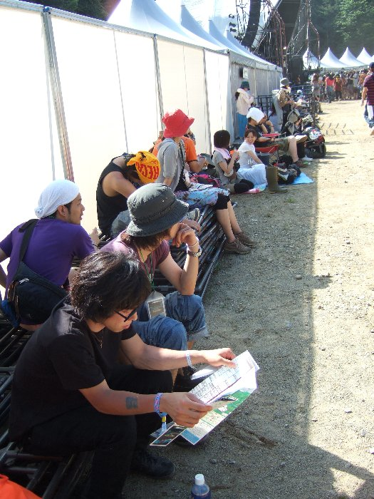 ステージに向かって左側に救護室があります。日陰になるところにはたいがい休憩する人がいます。 