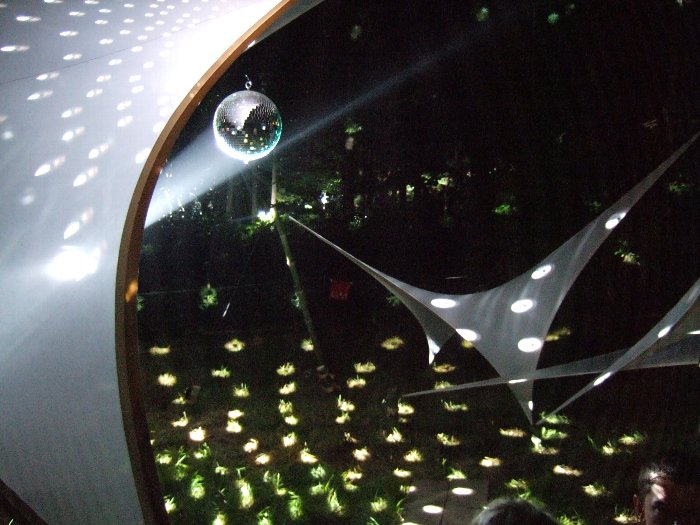 ミラーボールの光がいたるところで反射しています。